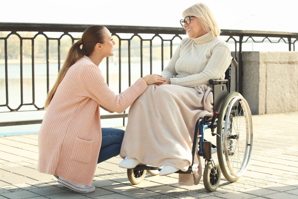 Angehörige im Gespräch mit einer Frau im Rollstuhl – ganzheitliches Coaching für Angehörige von Behinderten in Chemnitz